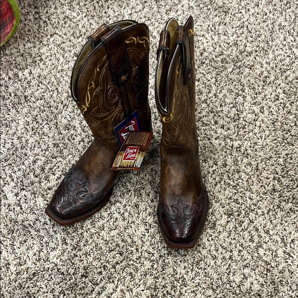 NWT Tony Lama Brown Leather Cowboy Boots with tooling on snip toe